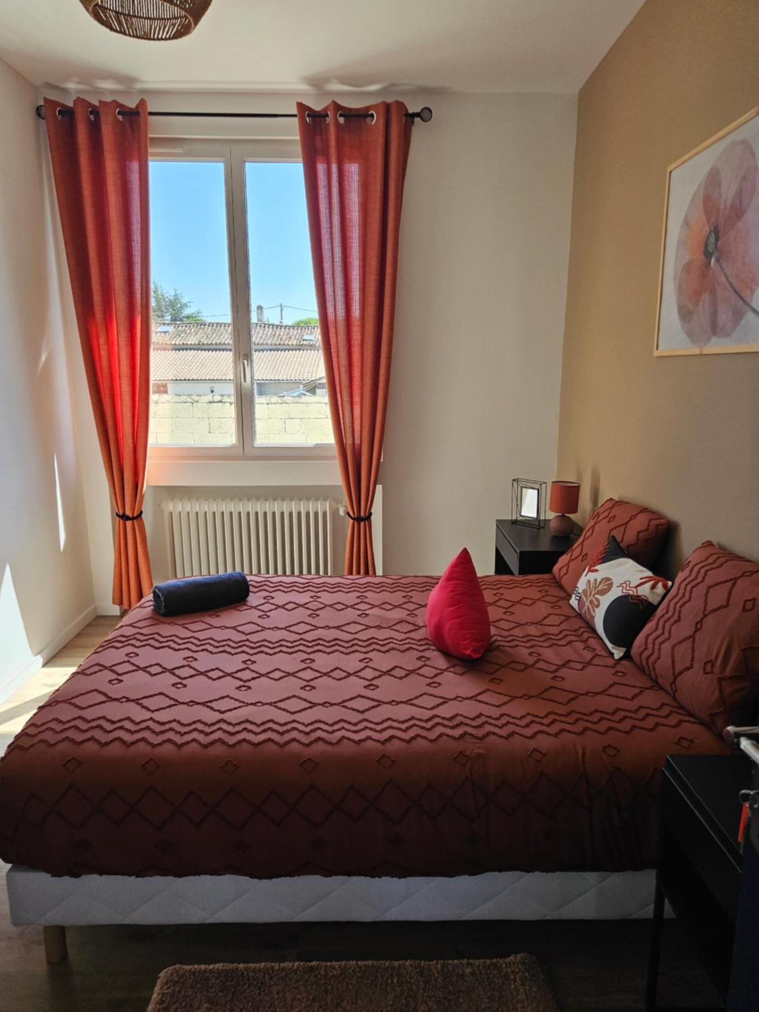 Maison Spacieuse Privatisee Ou A La Chambre - Places De Parking Saint-Michel  Екстериор снимка