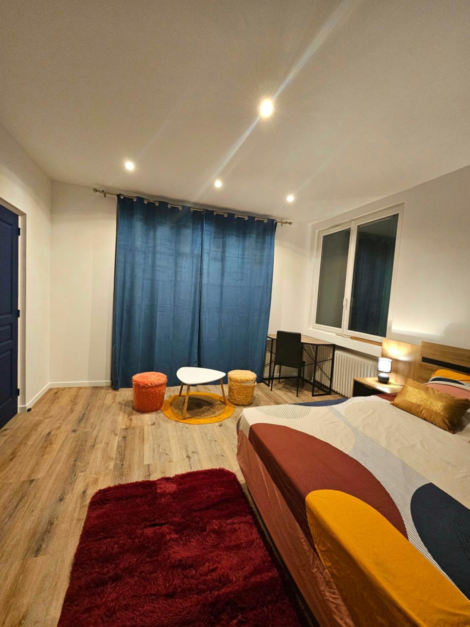 Maison Spacieuse Privatisee Ou A La Chambre - Places De Parking Saint-Michel  Стая снимка