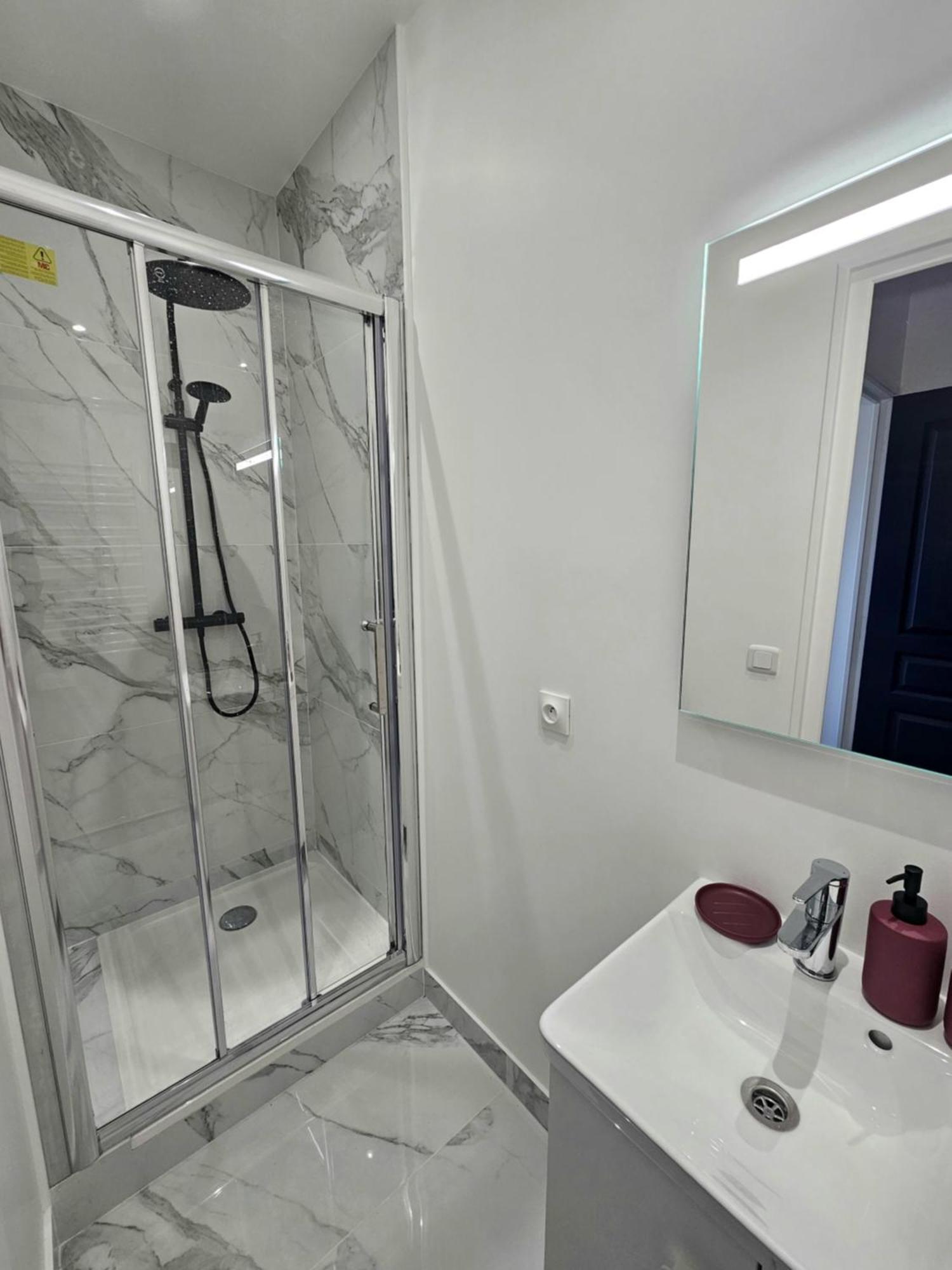 Maison Spacieuse Privatisee Ou A La Chambre - Places De Parking Saint-Michel  Екстериор снимка